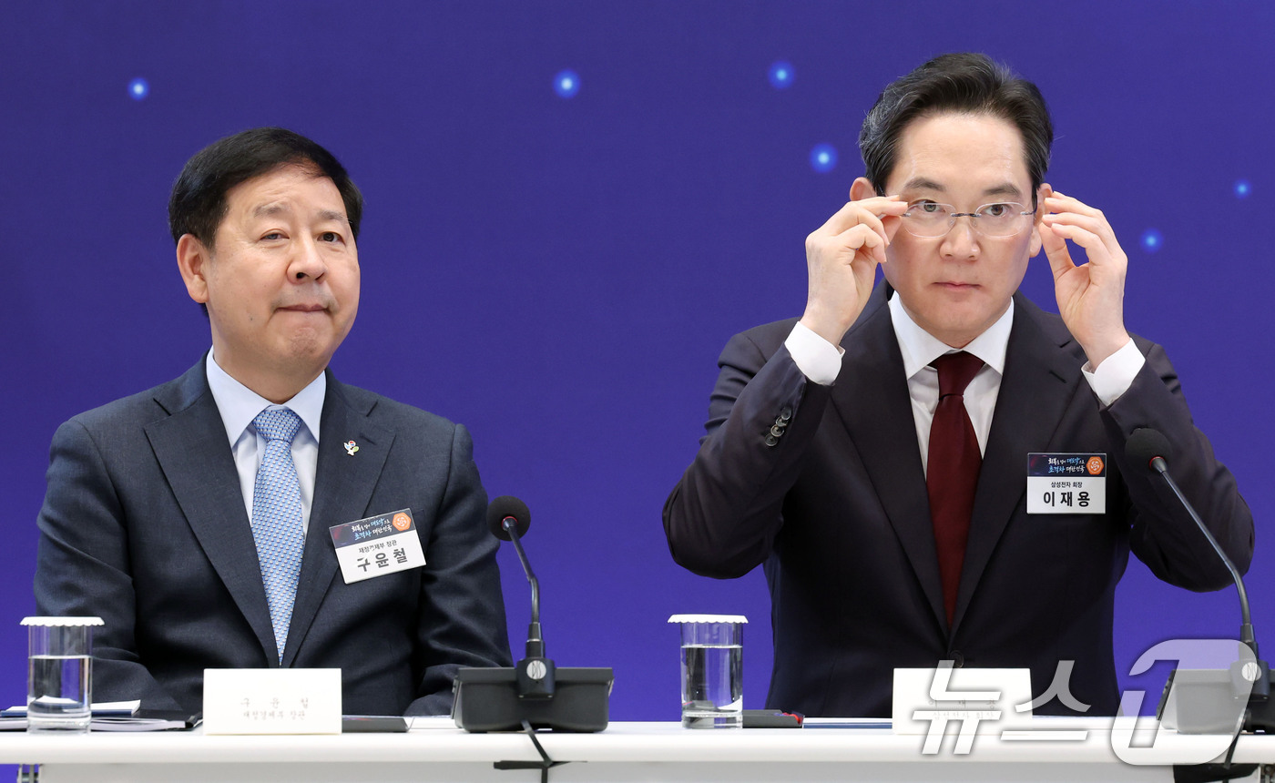 (서울=뉴스1) 허경 기자 = 구윤철 부총리 겸 재정경제부 장관과 이재용 삼성전자 회장이 29일 청와대 영빈관에서 열린 대한민국 대도약 3대 메가프로젝트 국민보고회에서 참석해 있다 …