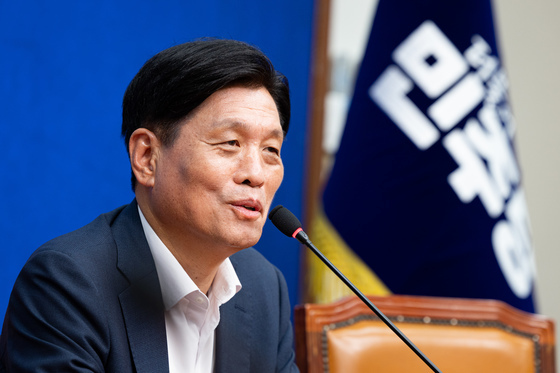 취재진 만나 퇴임인사하는 조승래 전 민주당 사무총장