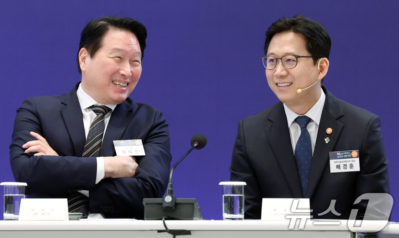 (서울=뉴스1) 허경 기자 = 배경훈 부총리 겸 과학기술정보통신부 장관과 최태원 SK그룹 회장이 29일 청와대 영빈관에서 열린 대한민국 대도약 3대 메가프로젝트 국민보고회에서 대화 …