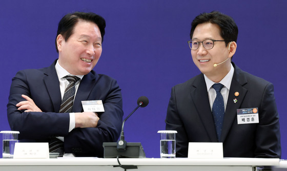 대화하는 배경훈 부총리·최태원 회장