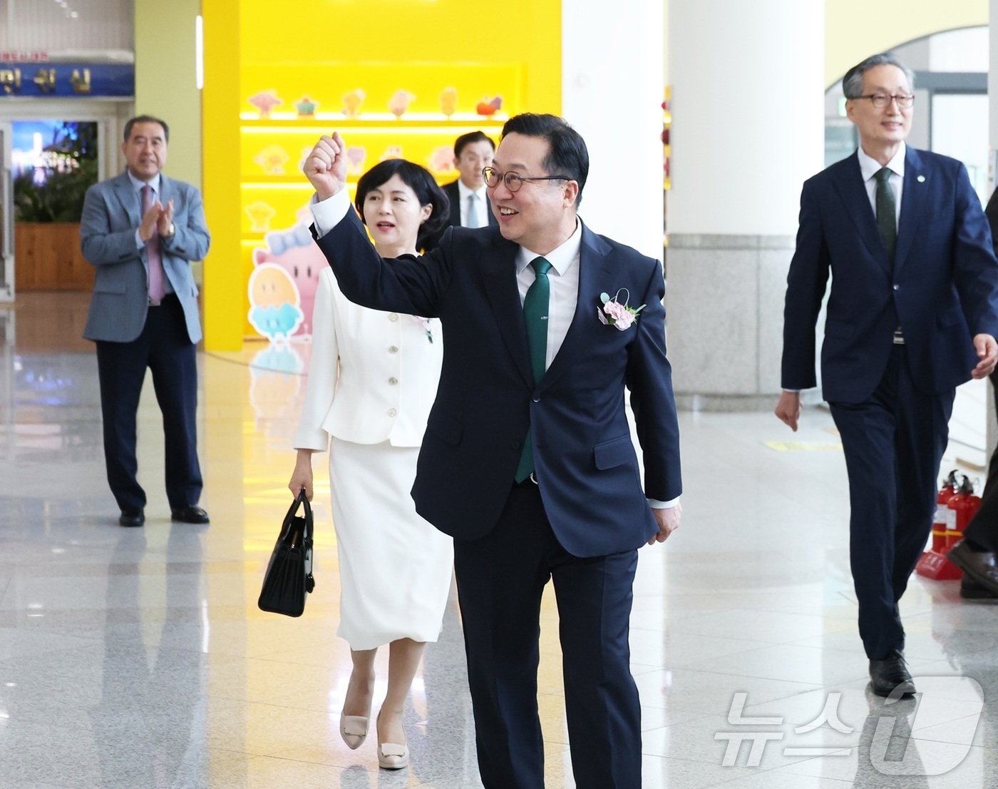 (대전=뉴스1) 김기태 기자 = 이장우 대전시장이 29일 시청에서 진행된 퇴임식을 마치고 직원들과 인사하고 있다.(대전시 제공. 재판매 및 DB금지) 2026.6.29/뉴스1