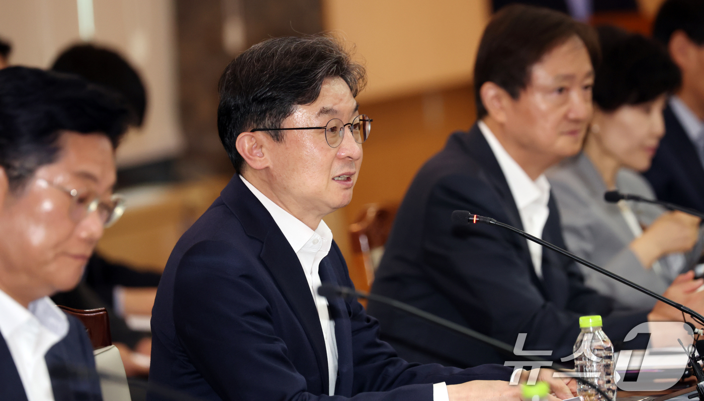 (서울=뉴스1) 김명섭 기자 = 이억원 금융위원장이 29일 오후 서울 종로구 세종대로 정부서울청사에서 열린 금융소비자보호 정책평가위 출범 회의에서 모두 발언을 하고 있다.  202 …
