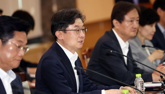 발언하는 이억원 위원장