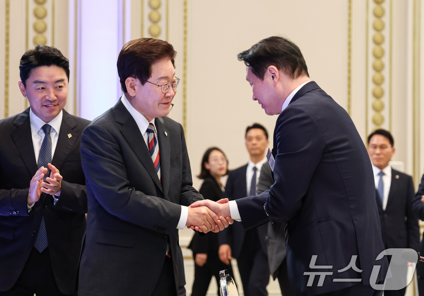 (서울=뉴스1) 허경 기자 = 이재명 대통령과 최태원 SK그룹 회장이 29일 청와대 영빈관에서 열린 대한민국 대도약 3대 메가프로젝트 국민보고회에서 인사를 나누고 있다. 2026. …