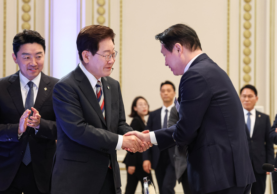 인사 나누는 이재명 대통령·최태원 회장