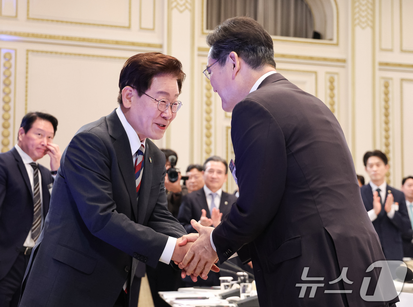 (서울=뉴스1) 허경 기자 = 이재명 대통령과 이재용 삼성전자 회장이 29일 청와대 영빈관에서 열린 대한민국 대도약 3대 메가프로젝트 국민보고회에서 인사를 나누고 있다. 2026. …
