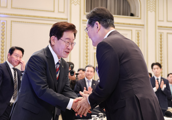 인사 나누는 이재명 대통령·이재용 회장