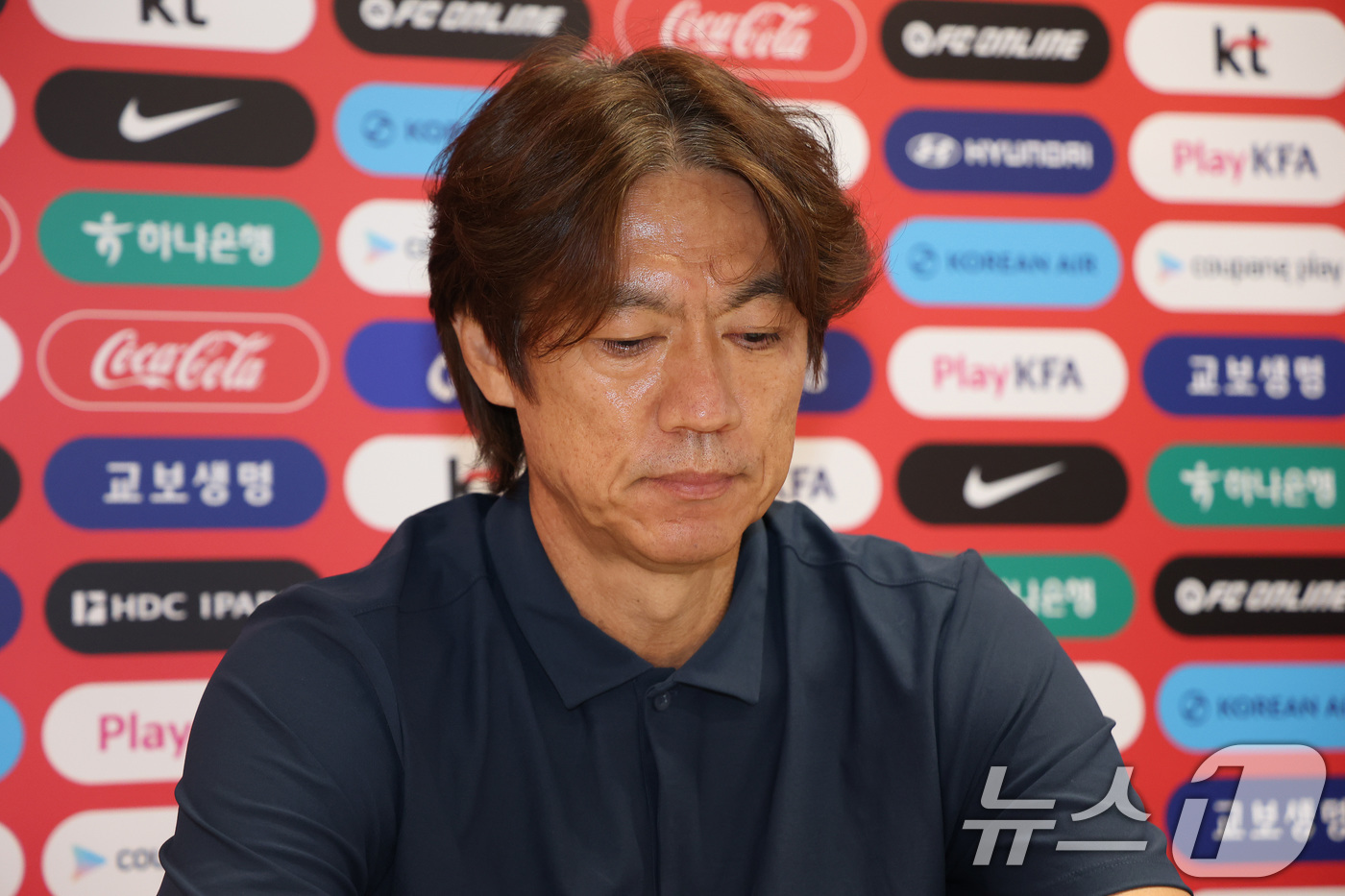 (과달라하라(멕시코)=뉴스1) 박지혜 기자 = 한국 축구 국가대표팀 홍명보 감독이 28일(현지시간) 멕시코 과달라하라 인근 사포판 치바스 바예 베르데 훈련장에 마련된 베이스캠프에서 …