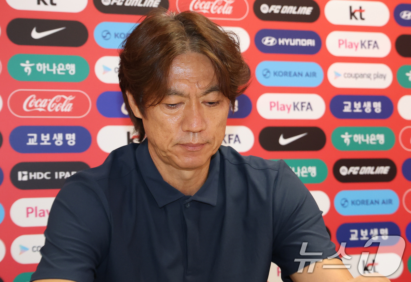 (과달라하라(멕시코)=뉴스1) 박지혜 기자 = 한국 축구 국가대표팀 홍명보 감독이 28일(현지시간) 멕시코 과달라하라 인근 사포판 치바스 바예 베르데 훈련장에 마련된 베이스캠프에서 …