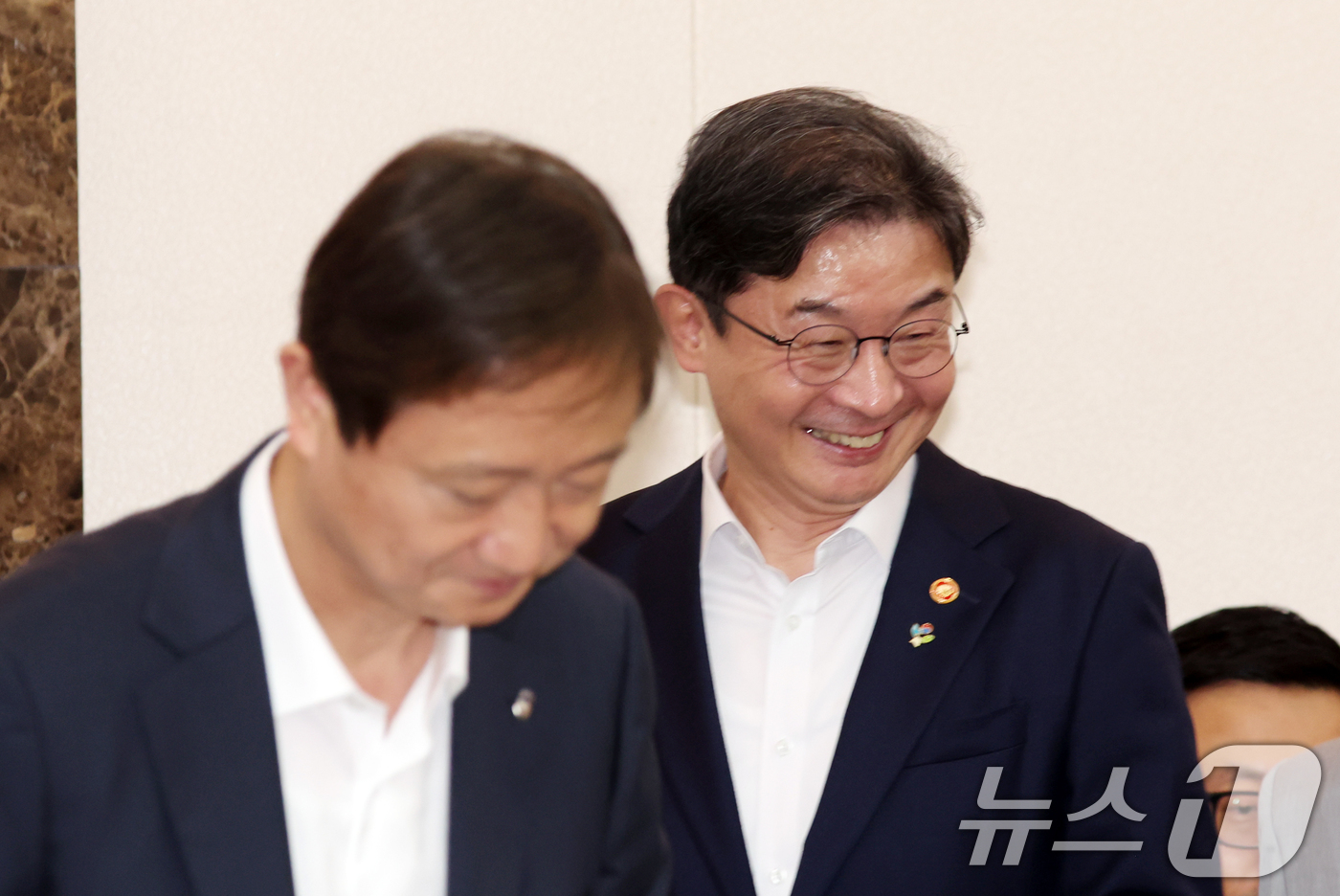 (서울=뉴스1) 김명섭 기자 = 이억원 금융위원장과 이찬진 금융감독원장이 29일 오후 서울 종로구 세종대로 정부서울청사에서 열린 금융소비자보호 정책평가위 출범 회의에 참석하고 있다 …