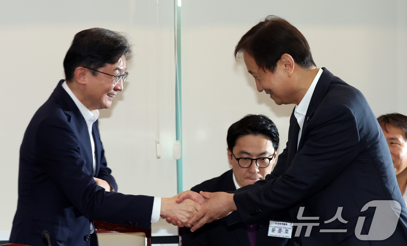 (서울=뉴스1) 김명섭 기자 = 이억원 금융위원장과 이찬진 금융감독원장이 29일 오후 서울 종로구 세종대로 정부서울청사에서 열린 금융소비자보호 정책평가위 출범 회의에서 인사를 하고 …