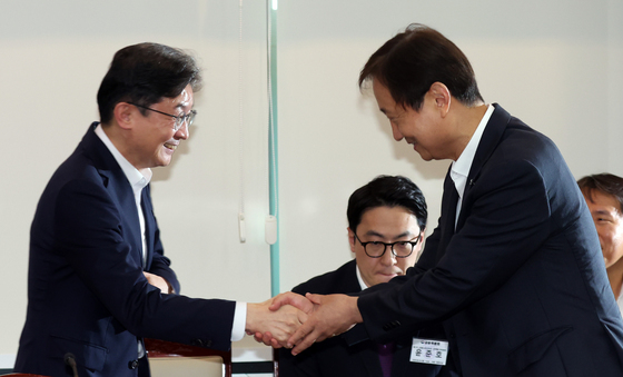 악수하는 이억원·이찬진