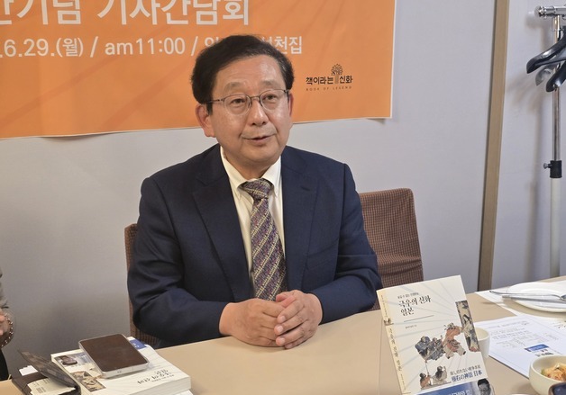 호사카 유지 교수 "신화에 갇힌 일본, 1945년 이전으로의 회귀 꿈꿔"