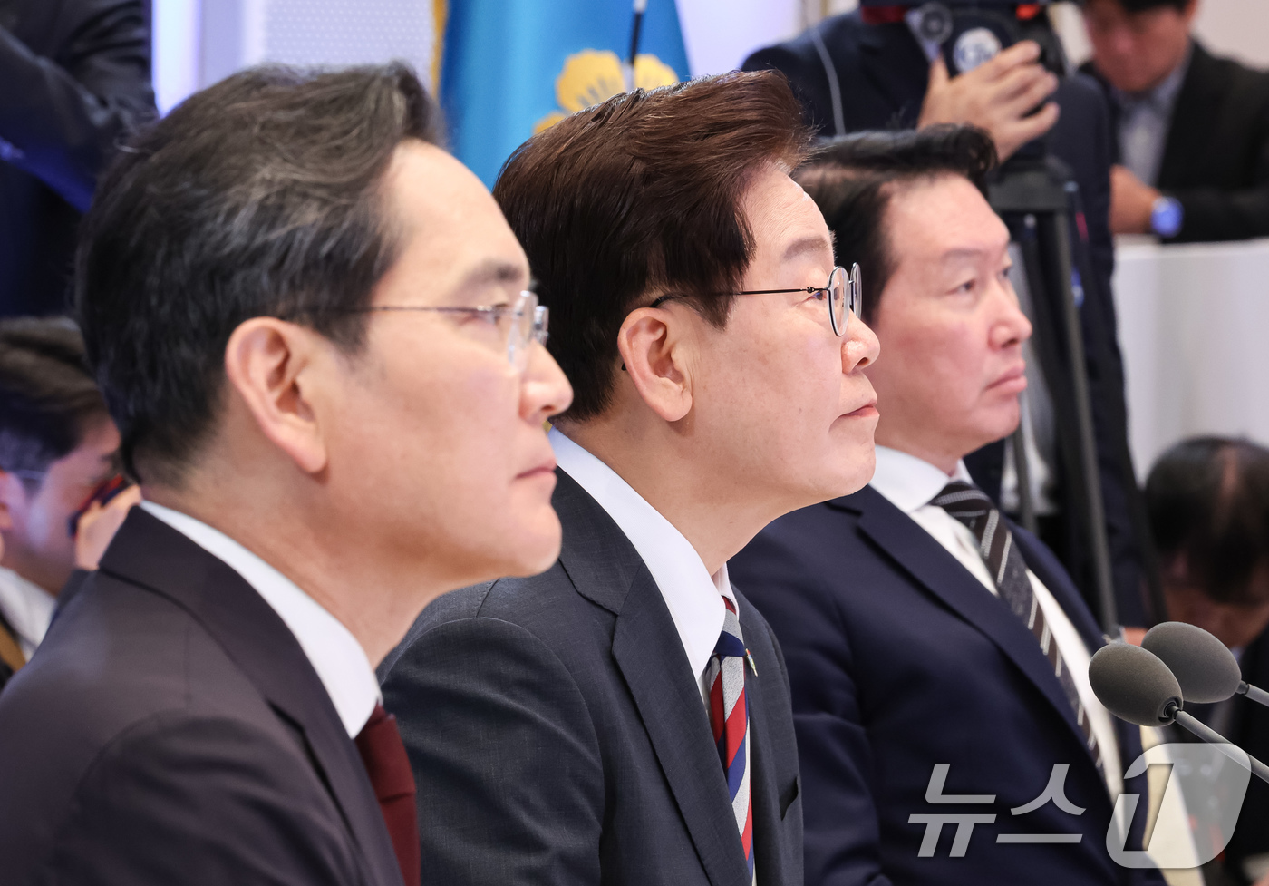 (서울=뉴스1) 허경 기자 = 이재명 대통령과 이재용 삼성전자 회장, 최태원 SK그룹 회장이 29일 청와대 영빈관에서 열린 대한민국 대도약 3대 메가프로젝트 국민보고회에서 김정관 …