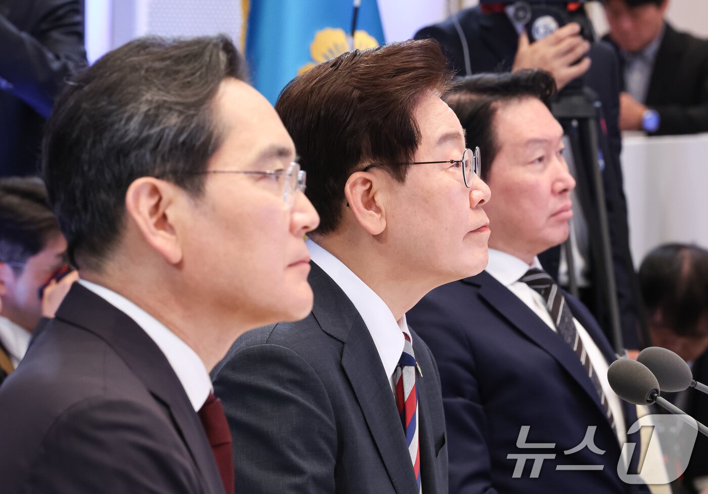 본문 이미지 - 이재명 대통령과 이재용 삼성전자 회장, 최태원 SK그룹 회장이 29일 청와대 영빈관에서 열린 대한민국 대도약 3대 메가프로젝트 국민보고회에서 김정관 산업통상부 장관의 발표를 듣고 있다. 2026.6.29 ⓒ 뉴스1 허경 기자