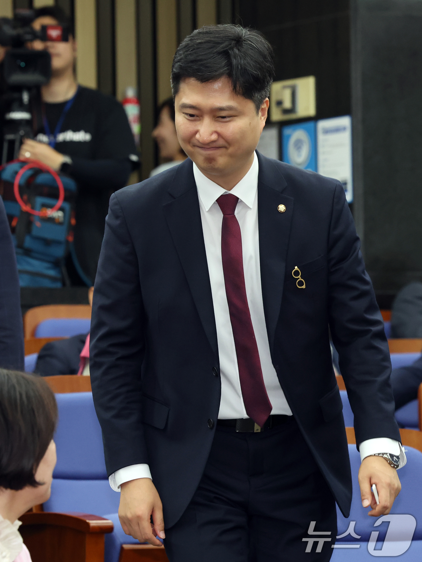 (서울=뉴스1) 황기선 기자 = 우재준 국민의힘 의원이 29일 오후 서울 여의도 국회에서 열린 의원총회에 참석하고 있다. 2026.6.29/뉴스1