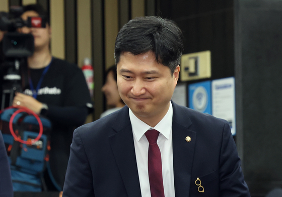 의총 참석하는 우재준 의원