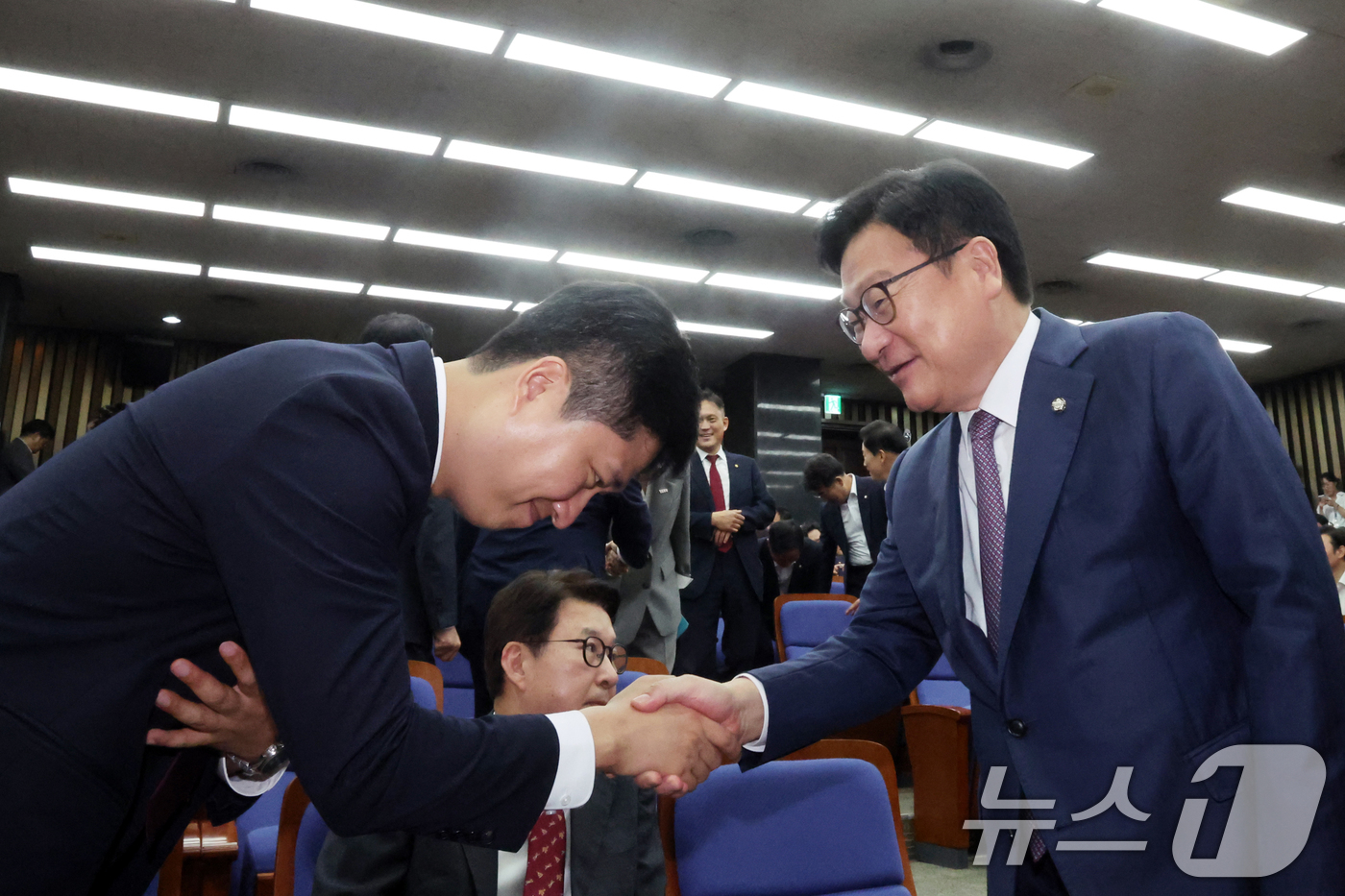 (서울=뉴스1) 황기선 기자 = 국민의힘 정점식 원내대표와 우재준 의원이 29일 오후 서울 여의도 국회에서 열린 의원총회에서 악수를 하고 있다.  2026.6.29/뉴스1