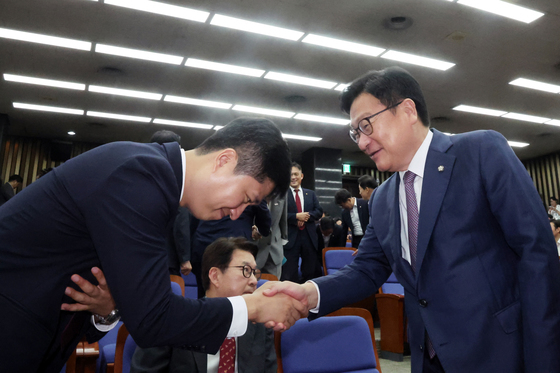 악수 나누는 정점식·우재준
