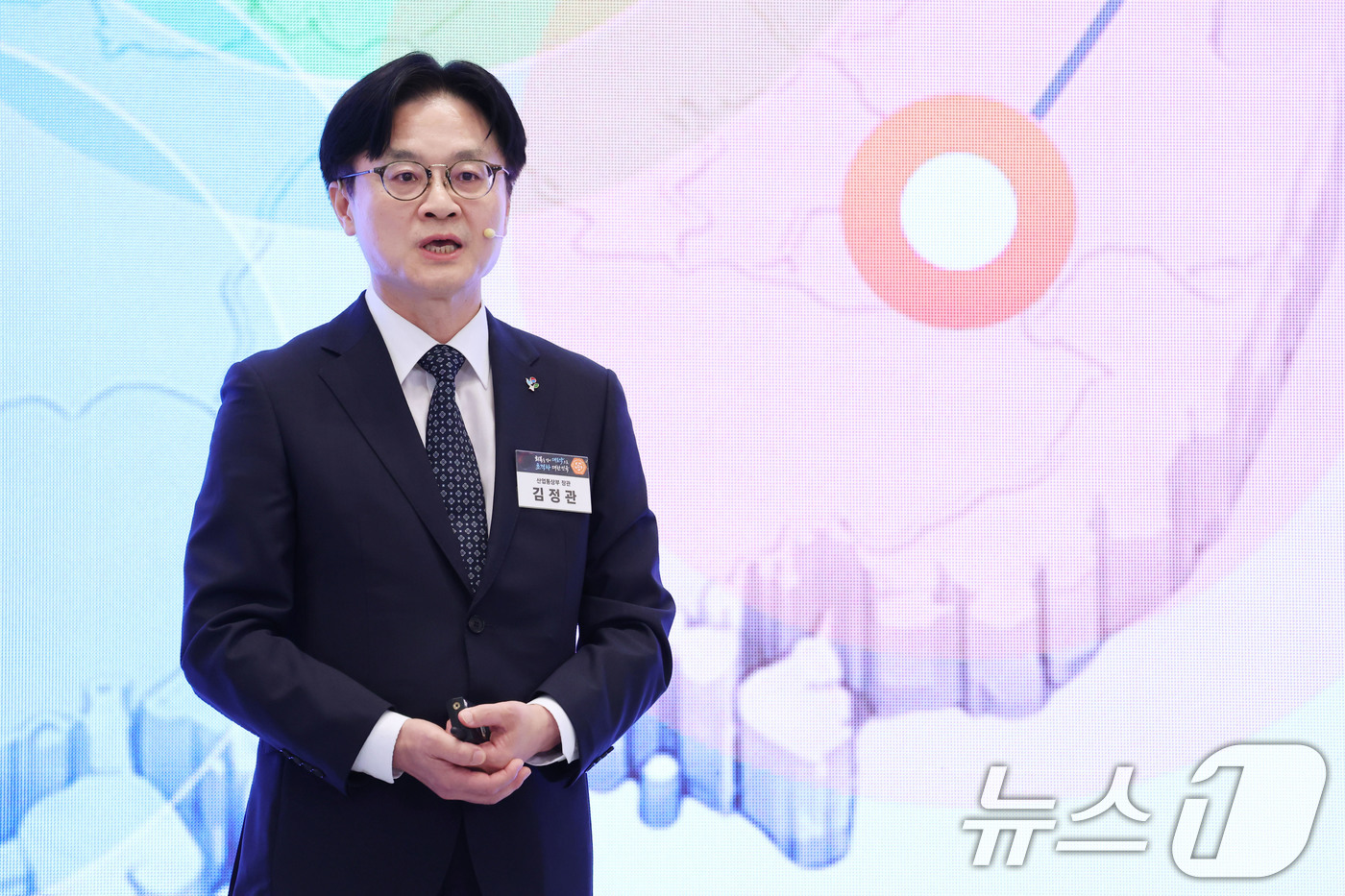 (서울=뉴스1) 허경 기자 = 김정관 산업통상부 장관이 29일 청와대 영빈관에서 열린 대한민국 대도약 3대 메가프로젝트 국민보고회에서 산업 대도약 비전과 성장전략, 반도체2.0, …