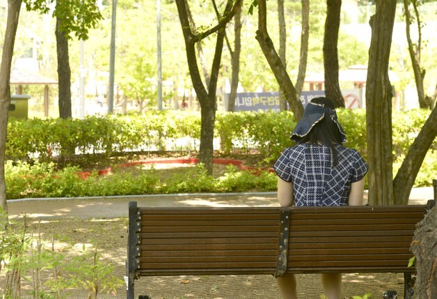 33도 넘긴 '대프리카'…휴대용 선풍기 들고 그늘 찾는 시민들