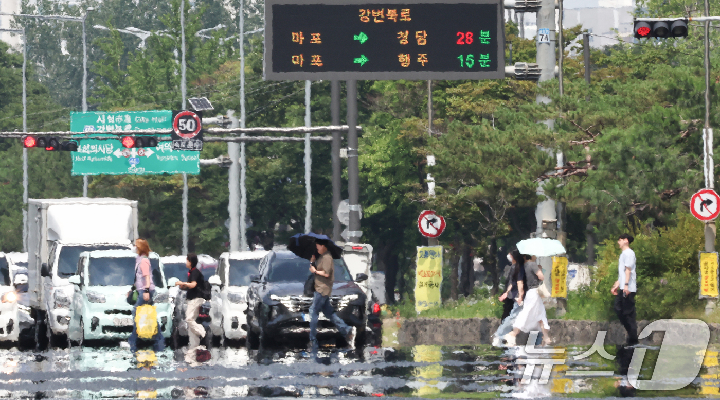 (서울=뉴스1) 최지환 기자 = 서울 낮 최고기온이 30도를 웃돌며 수도권에 폭염주의보가 발령된 29일 서울 영등포구 여의도 일대에 뜨겁게 달궈진 아스팔트 위로 아지랑이가 피어오르 …