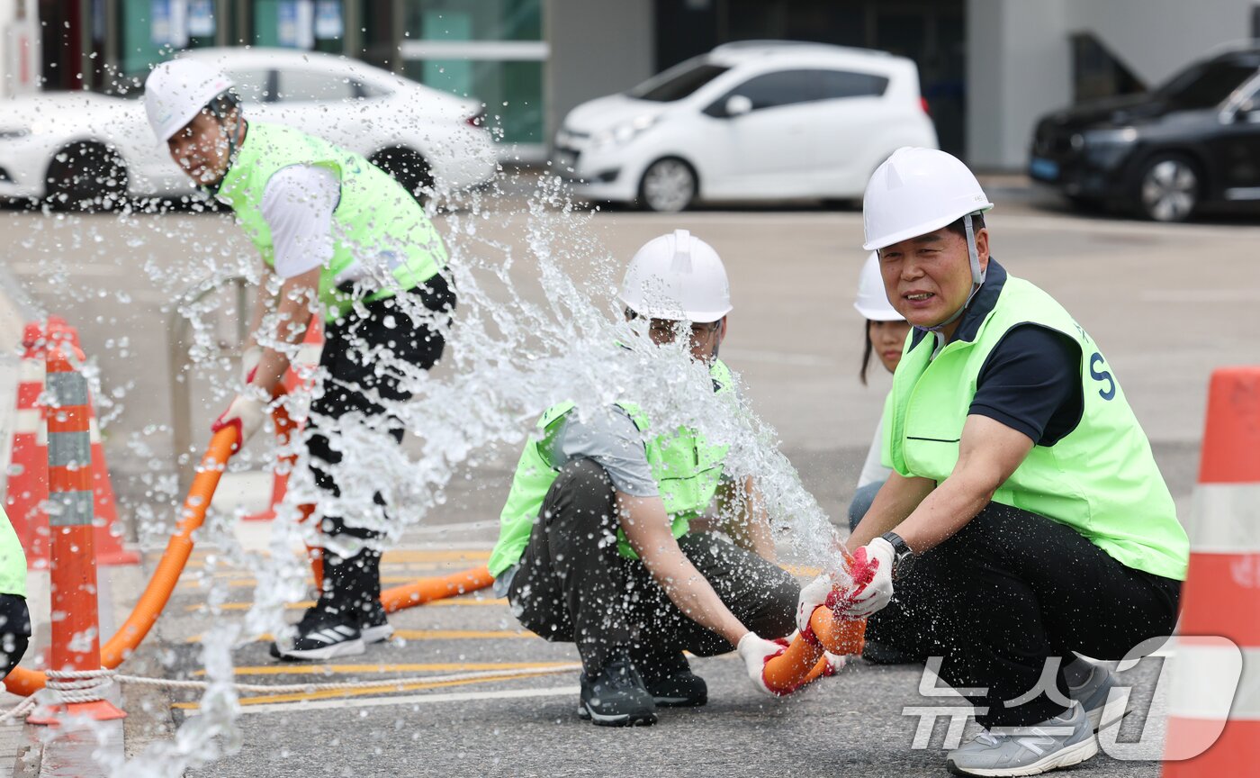 본문 이미지 - 29일 경기 수원시 장안구 수원동합운동장에서 수원도시공사 이영인 사장 및 임직원들이 장마철 폭우 피해 예방을 위해 펌프 등 배수장비를 점검하고 있다. 2026.6.29 ⓒ 뉴스1 김영운 기자
