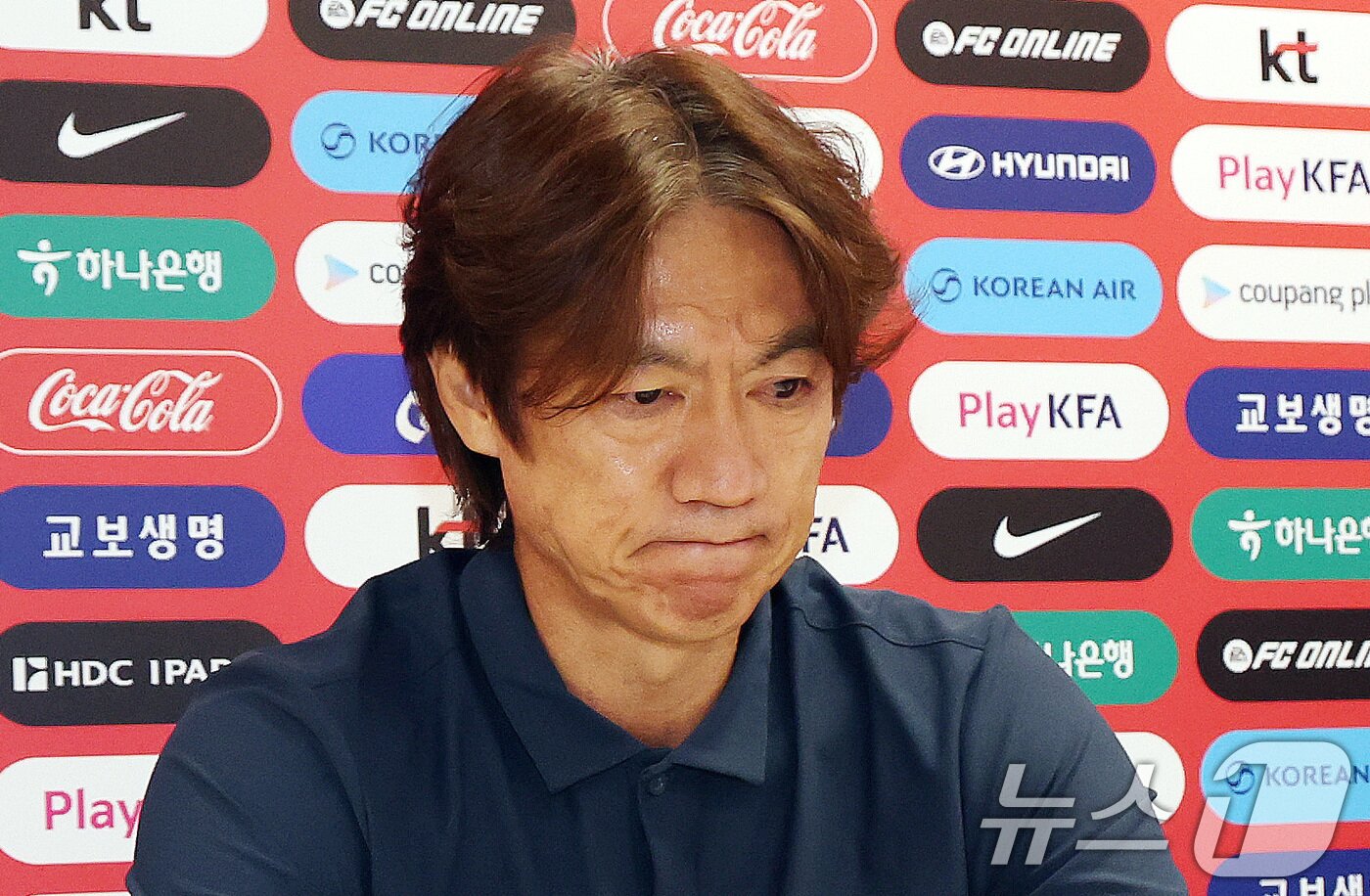 본문 이미지 - 한국 축구 국가대표팀 홍명보 감독이 28일(현지시간) 멕시코 과달라하라 인근 사포판 치바스 바예 베르데 훈련장에 마련된 베이스캠프에서 열린 월드컵 결산 기자회견에서 부진에 대한 책임을 지고 감독직에서 물러나겠다는 뜻을 밝히고 있다. 2026.6.29 ⓒ 뉴스1 박지혜 기자