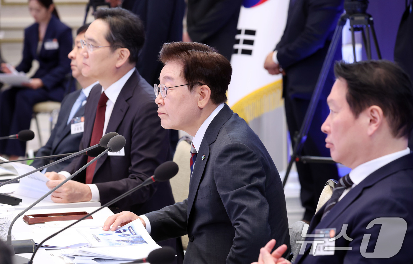 (서울=뉴스1) 허경 기자 = 이재명 대통령과 이재용 삼성전자 회장, 최태원 SK그룹 회장이 29일 청와대 영빈관에서 열린 대한민국 대도약 3대 메가프로젝트 국민보고회에서 배경훈 …