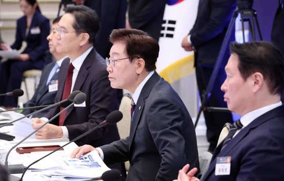 발표 듣는 이재명 대통령
