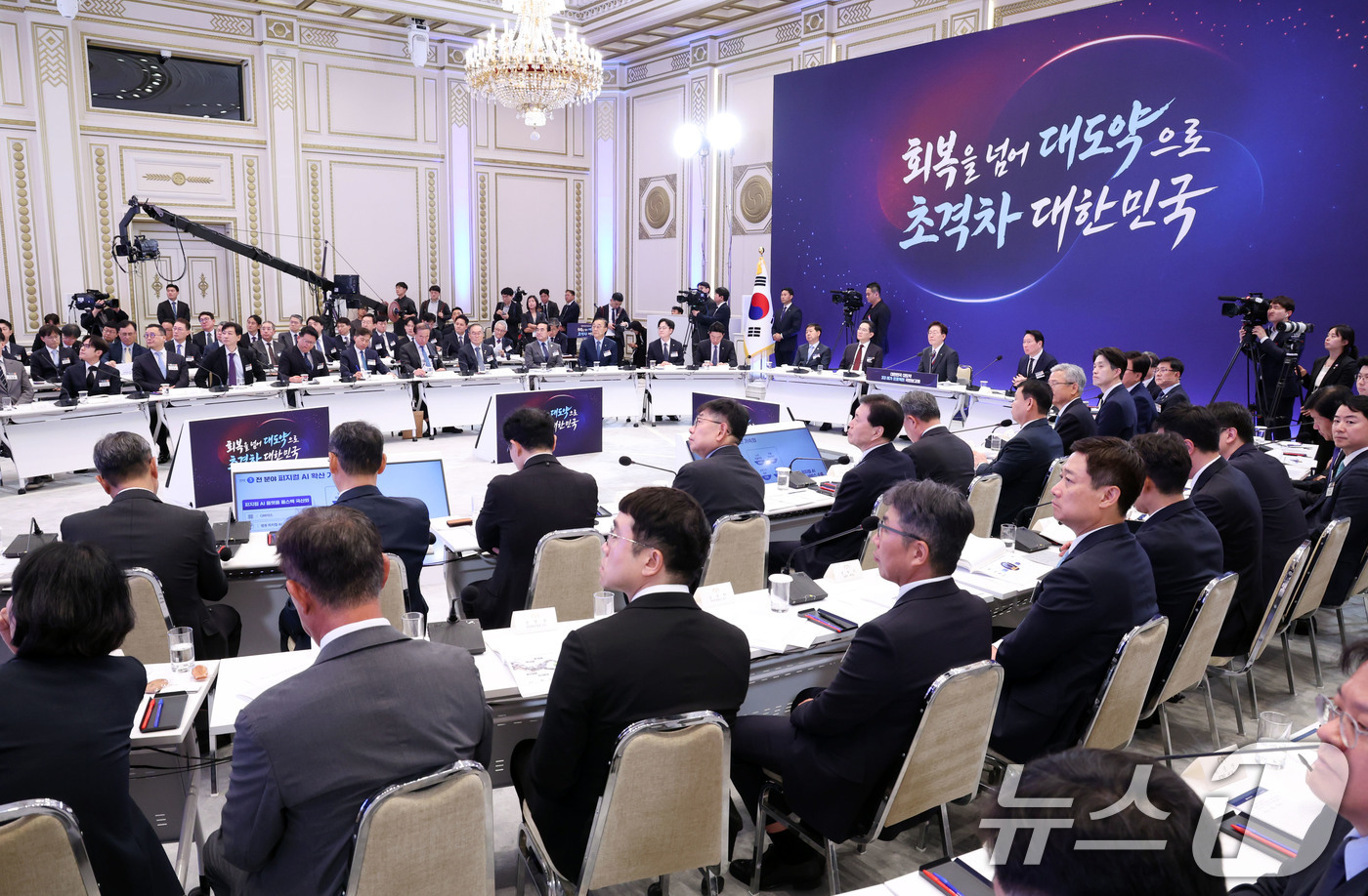 (서울=뉴스1) 허경 기자 = 이재명 대통령과 이재용 삼성전자 회장, 최태원 SK그룹 회장이 29일 청와대 영빈관에서 열린 대한민국 대도약 3대 메가프로젝트 국민보고회에서 배경훈 …