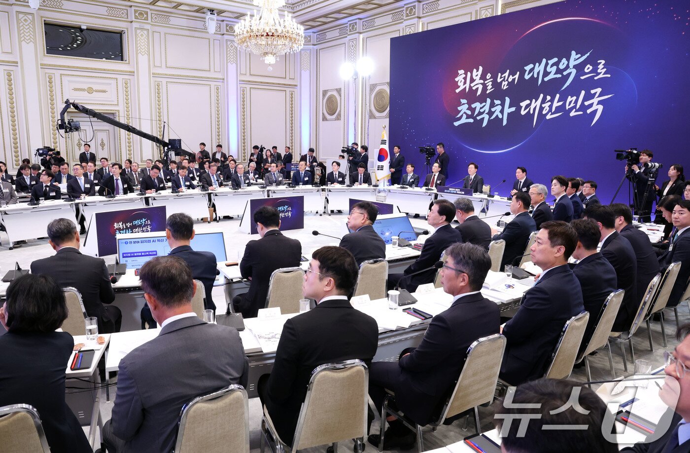 본문 이미지 - 이재명 대통령과 이재용 삼성전자 회장, 최태원 SK그룹 회장이 29일 청와대 영빈관에서 열린 대한민국 대도약 3대 메가프로젝트 국민보고회에서 배경훈 부총리 겸 과학기술정보통신부 장관의 발표를 듣고 있다. 2026.6.29 ⓒ 뉴스1 허경 기자