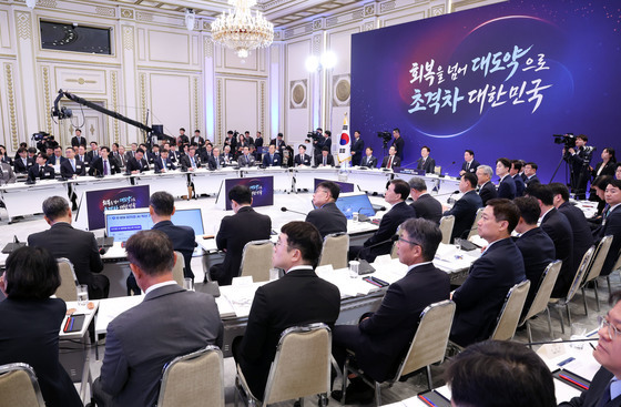 3대 메가프로젝트 발표 듣는 이재명 대통령