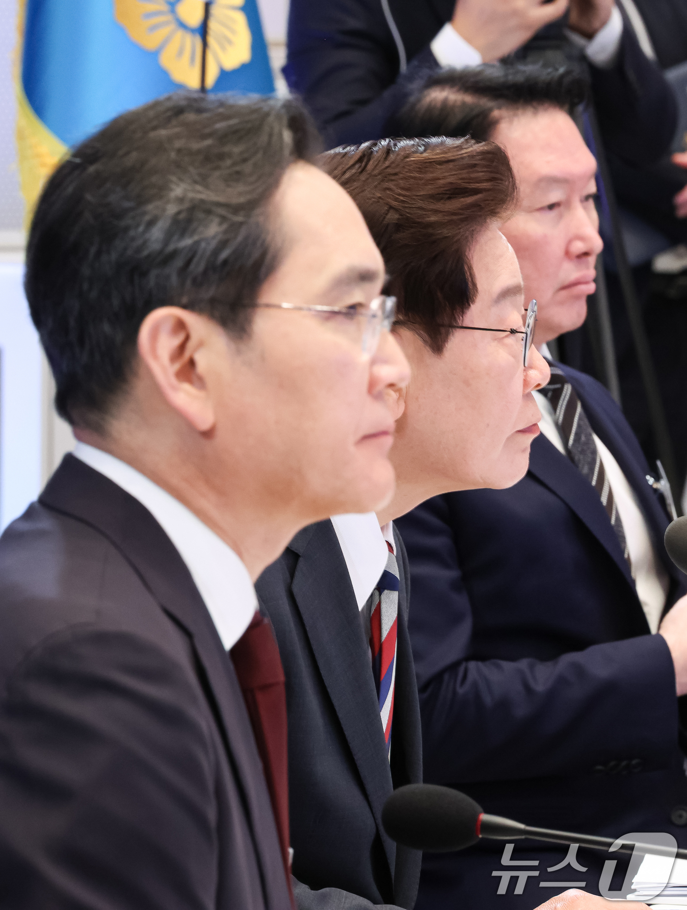 (서울=뉴스1) 허경 기자 = 이재명 대통령과 이재용 삼성전자 회장, 최태원 SK그룹 회장이 29일 청와대 영빈관에서 열린 대한민국 대도약 3대 메가프로젝트 국민보고회에서 배경훈 …
