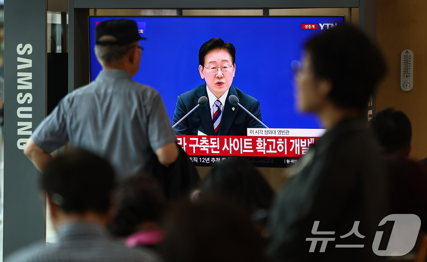 (서울=뉴스1) 김도우 기자 = 29일 서울역에서 시민들이 이재명 대통령이 주재하는 3대 메가프로젝트 국민보고회를 TV 생중계를 통해 시청하고 있다. 2026.6.29/뉴스1