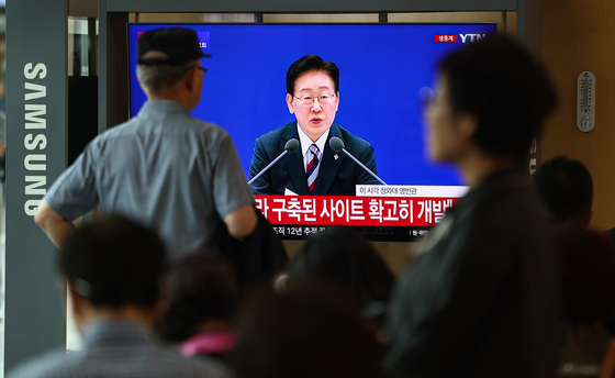 3대 메가프로젝트 국민보고회 시청하는 시민들