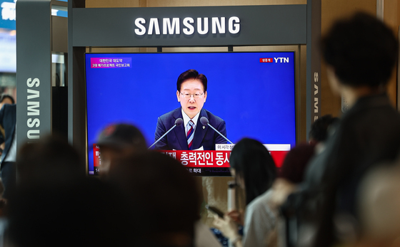 3대 메가프로젝트 국민보고회 시청하는 시민들