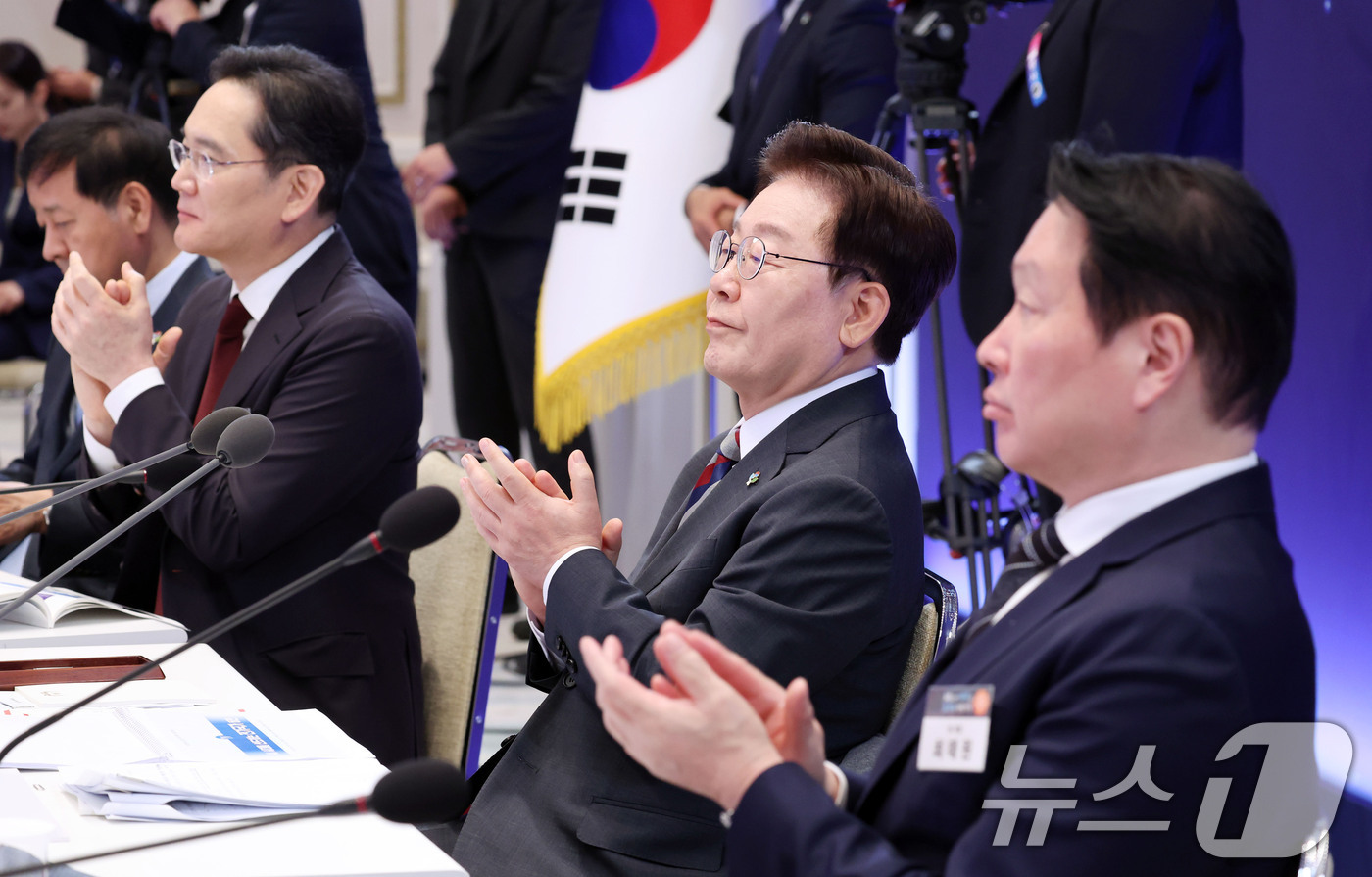 (서울=뉴스1) 허경 기자 = 이재명 대통령과 이재용 삼성전자 회장, 최태원 SK그룹 회장이 29일 청와대 영빈관에서 열린 대한민국 대도약 3대 메가프로젝트 국민보고회에서 박수를 …