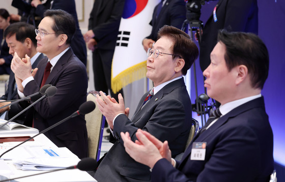 박수치는 이재명 대통령·이재용·최태원 회장