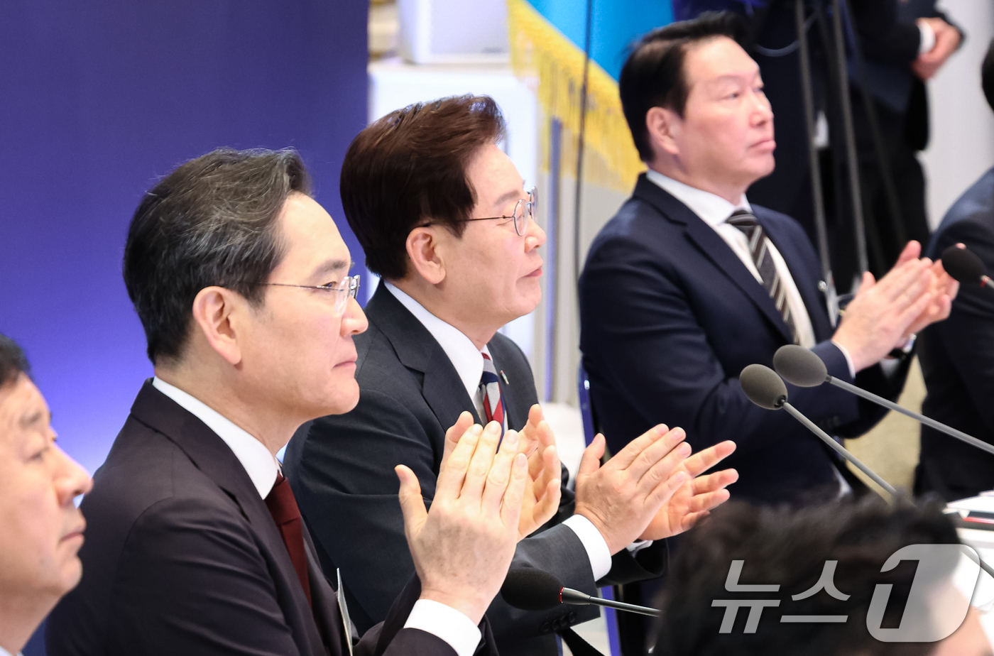 (서울=뉴스1) 허경 기자 = 이재명 대통령과 이재용 삼성전자 회장, 최태원 SK그룹 회장이 29일 청와대 영빈관에서 열린 대한민국 대도약 3대 메가프로젝트 국민보고회에서 박수를 …