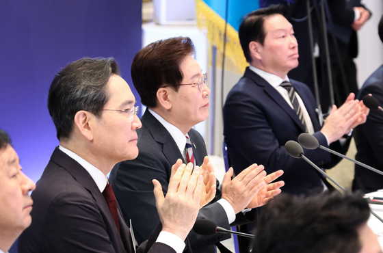 박수치는 이재명 대통령·이재용·최태원 회장