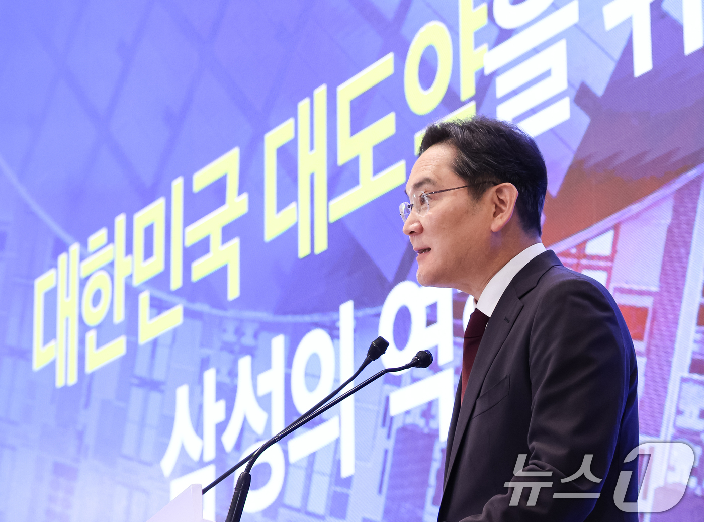 (서울=뉴스1) 허경 기자 = 이재용 삼성전자 회장이 29일 청와대 영빈관에서 열린 대한민국 대도약 3대 메가프로젝트 국민보고회에서 투자계획를 발표하고 있다. 2026.6.29/뉴 …
