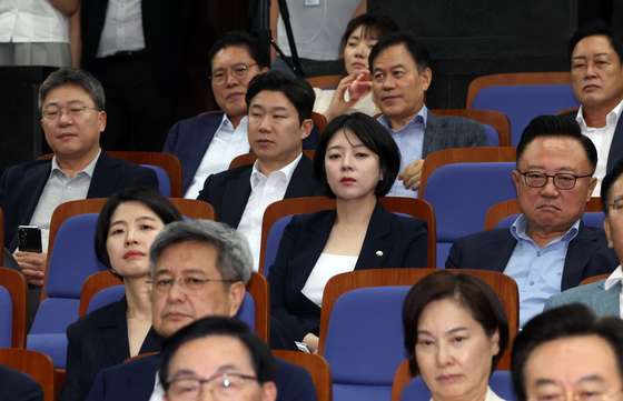 의총 자리한 배현진 의원