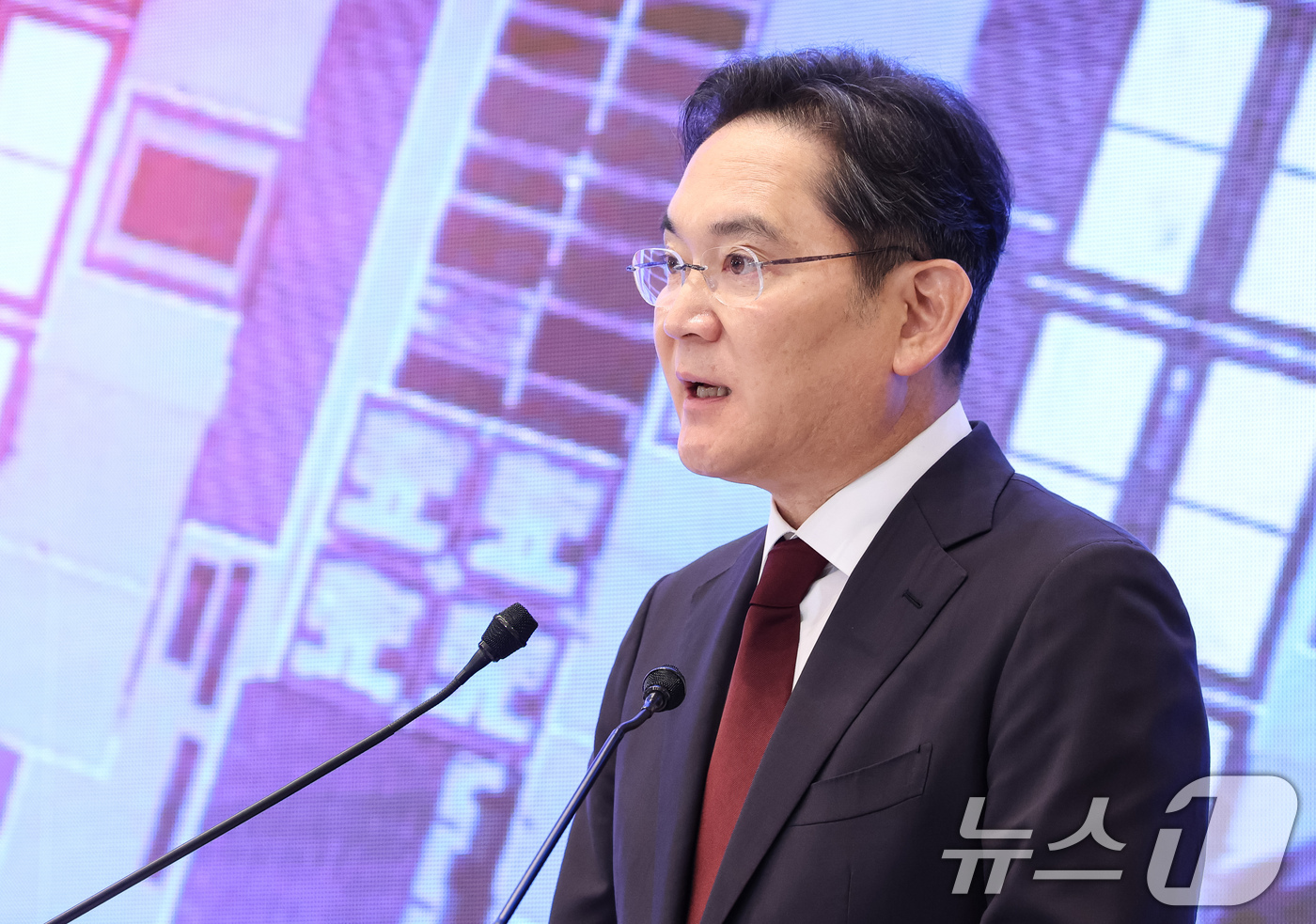 (서울=뉴스1) 허경 기자 = 이재용 삼성전자 회장이 29일 청와대 영빈관에서 열린 대한민국 대도약 3대 메가프로젝트 국민보고회에서 투자계획를 발표하고 있다. 2026.6.29/뉴 …