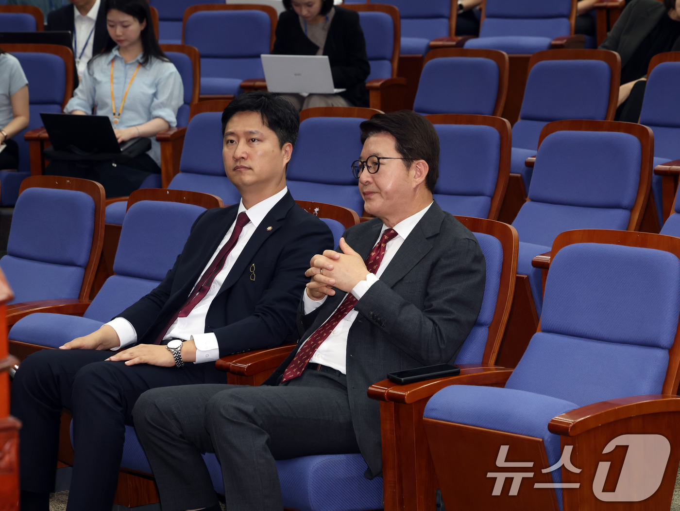 (서울=뉴스1) 황기선 기자 = 국민의힘 우재준(왼쪽), 신동욱 의원이  29일 오후 서울 여의도 국회에서 열린 의원총회에 자리하고 있다. 2026.6.29/뉴스1