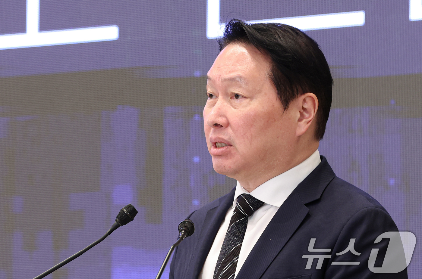 (서울=뉴스1) 허경 기자 = 최태원 SK그룹 회장이 29일 청와대 영빈관에서 열린 대한민국 대도약 3대 메가프로젝트 국민보고회에서 투자계획를 발표하고 있다. 2026.6.29/뉴 …