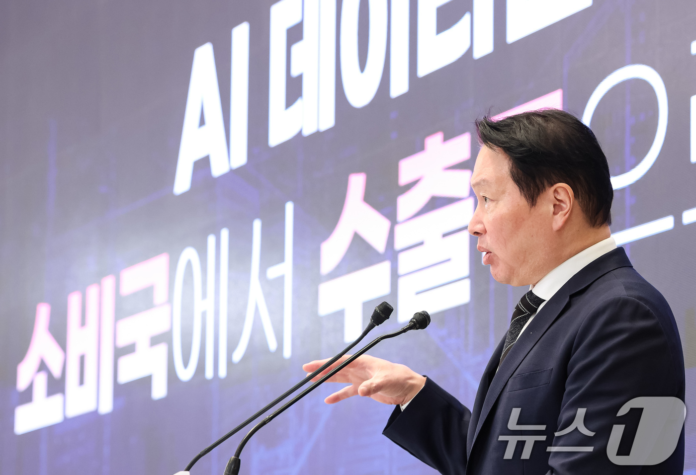 (서울=뉴스1) 허경 기자 = 최태원 SK그룹 회장이 29일 청와대 영빈관에서 열린 대한민국 대도약 3대 메가프로젝트 국민보고회에서 투자계획를 발표하고 있다. 2026.6.29/뉴 …