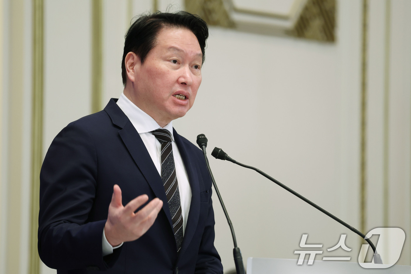 (서울=뉴스1) 허경 기자 = 최태원 SK그룹 회장이 29일 청와대 영빈관에서 열린 대한민국 대도약 3대 메가프로젝트 국민보고회에서 투자계획를 발표하고 있다. 2026.6.29/뉴 …