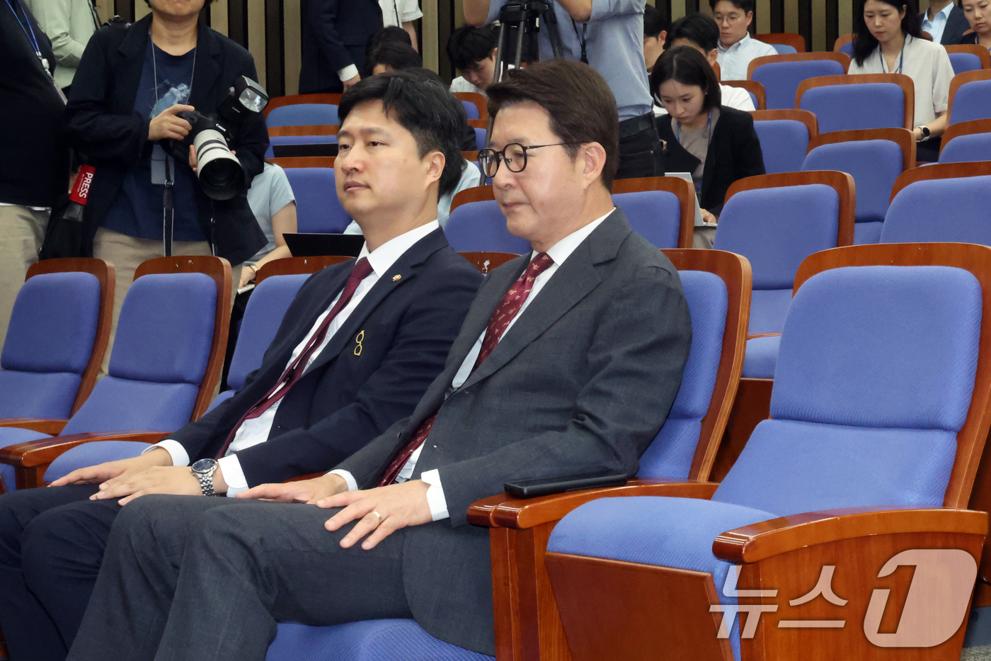 (서울=뉴스1) 황기선 기자 = 국민의힘 우재준(왼쪽), 신동욱 의원이 29일 오후 서울 여의도 국회에서 열린 의원총회에 자리하고 있다.이날 장동혁 대표는 의총에 불참했다.  20 …