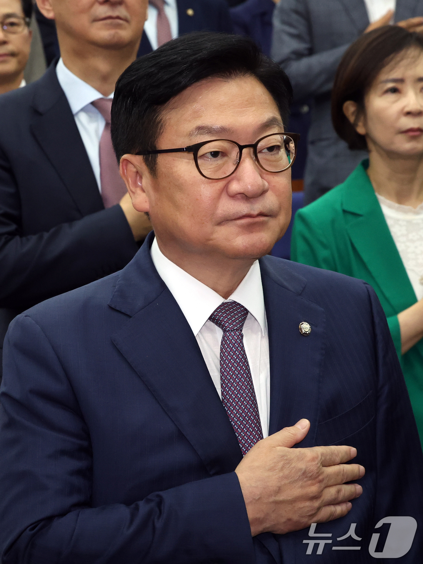 (서울=뉴스1) 황기선 기자 = 정점식 국민의힘 원내대표가 29일 오후 서울 여의도 국회에서 열린 의원총회에서 국민의례를 하고 있다.  2026.6.29/뉴스1